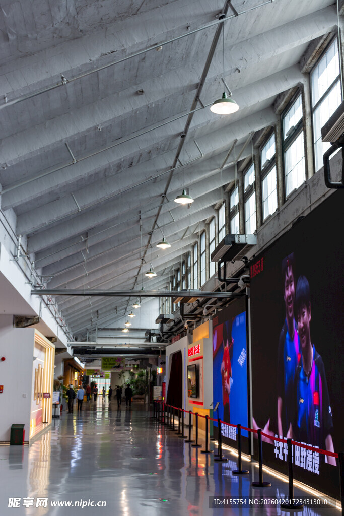 现代机场宽敞明亮候机厅