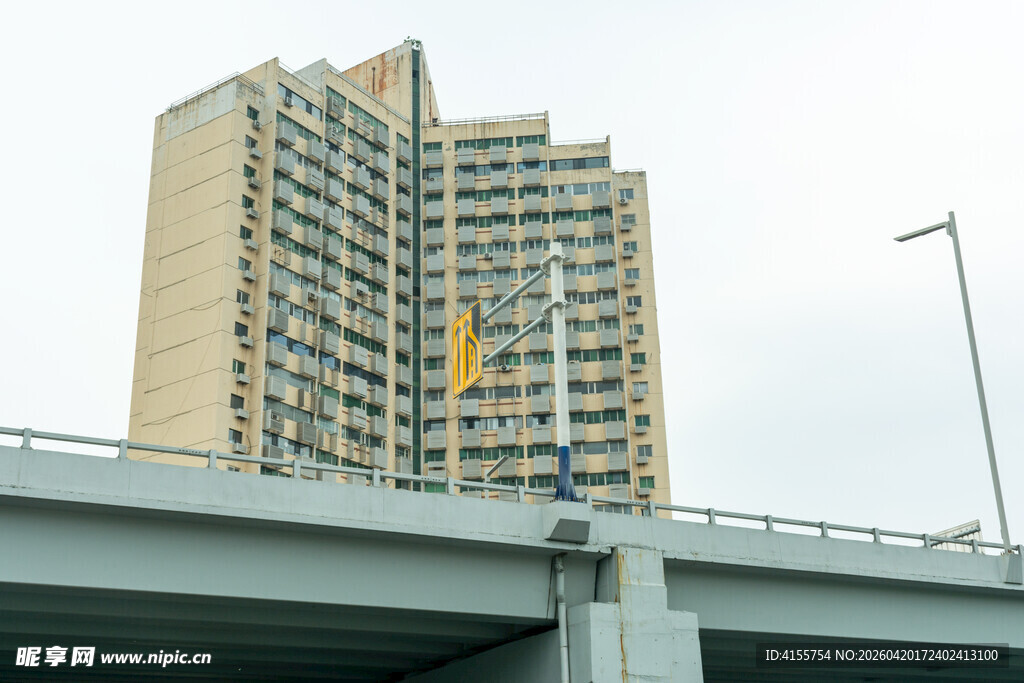 高楼与桥梁的城市景致