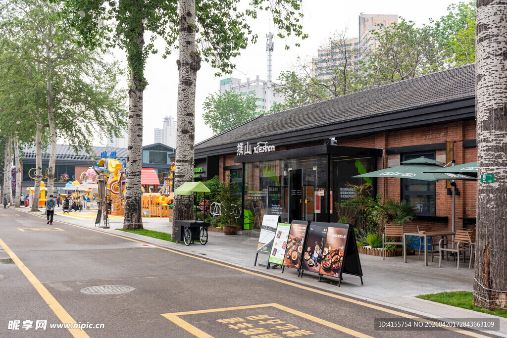 街道旁的特色街边店铺