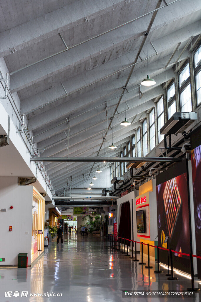 现代建筑窗户内部景象