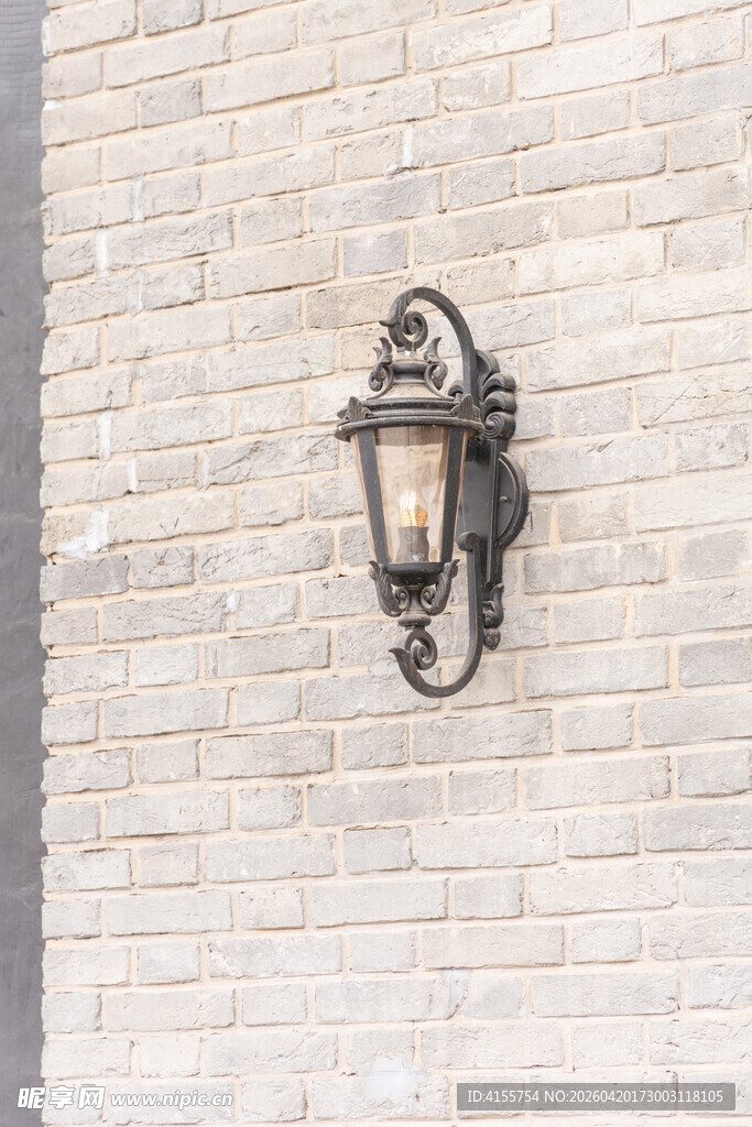 复古壁灯安装于石墙之上