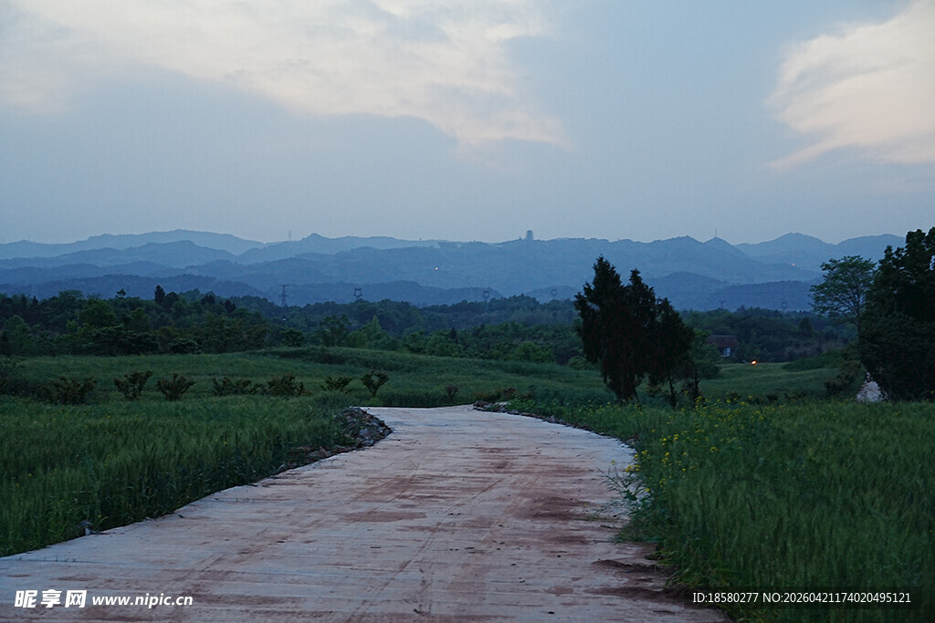 乡间小路 远山近景的诗意