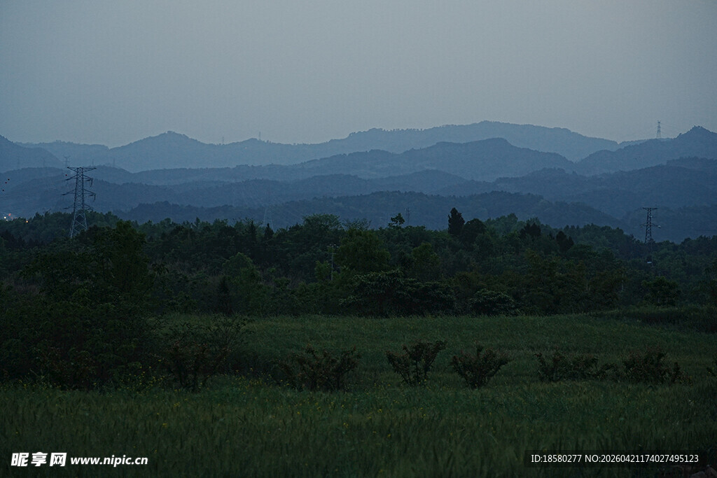 山间绿野 朦胧远景之美