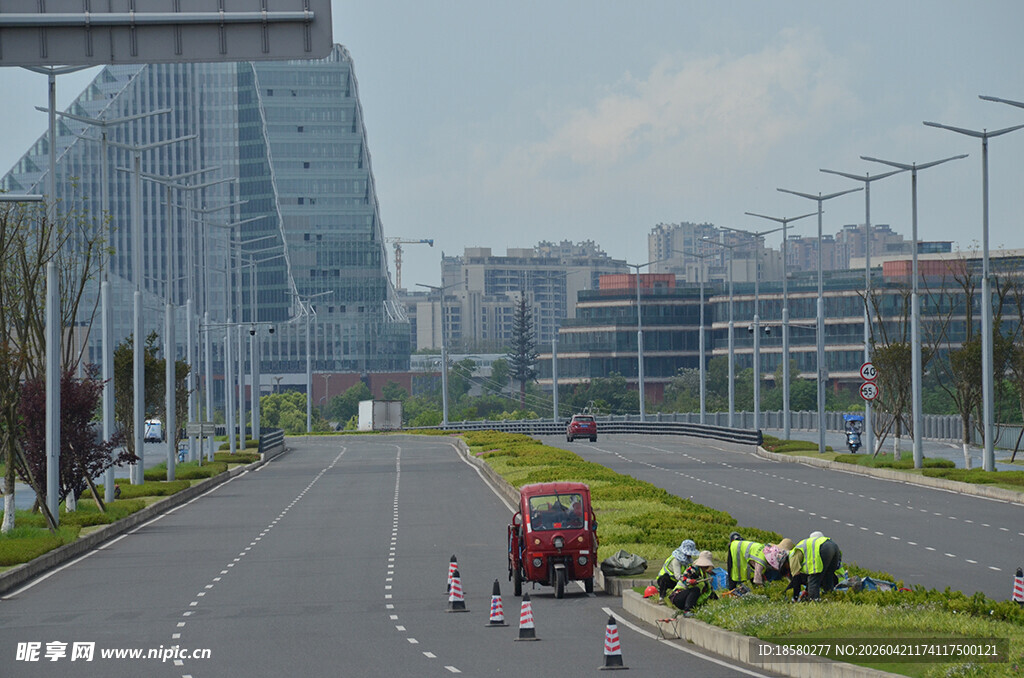 城市道路上的施工场景