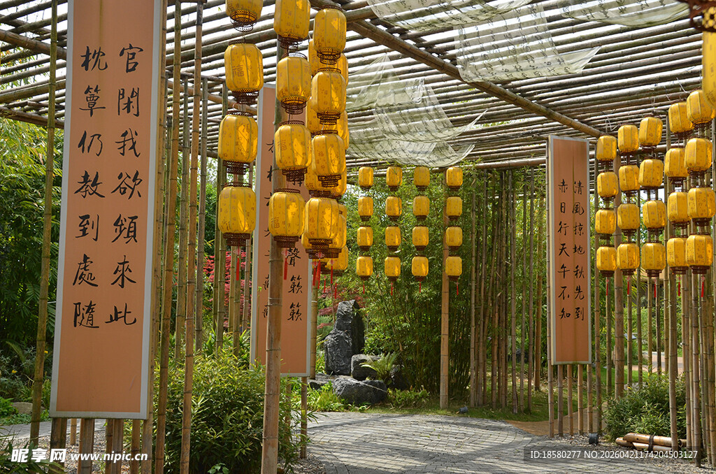 古雅廊下悬挂祈福黄灯笼