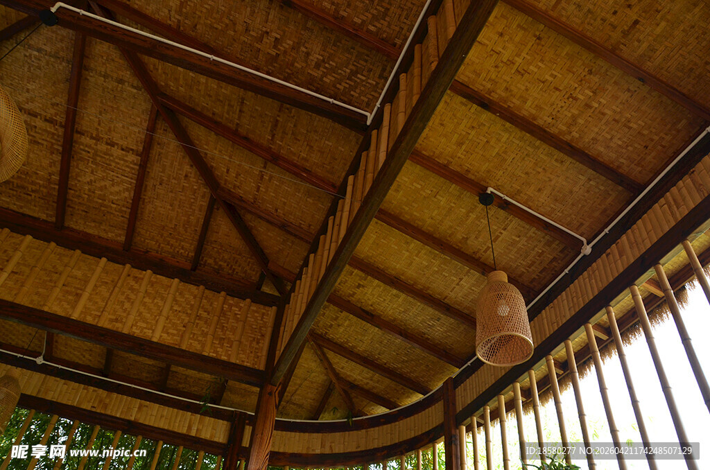 木质屋顶下的自然景致