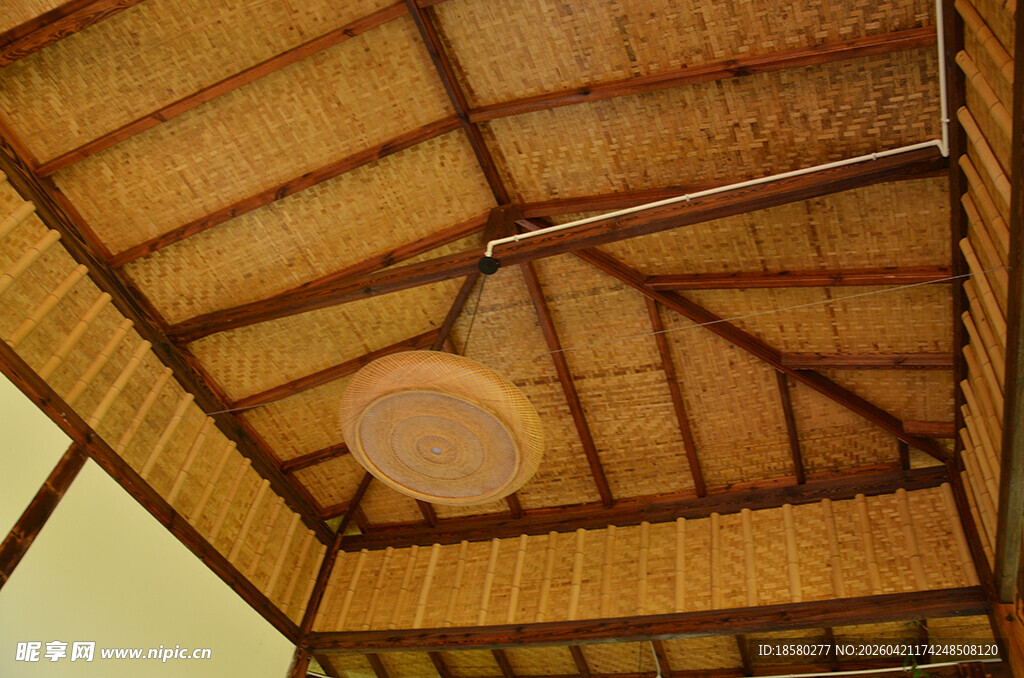 传统竹制屋顶与吊灯