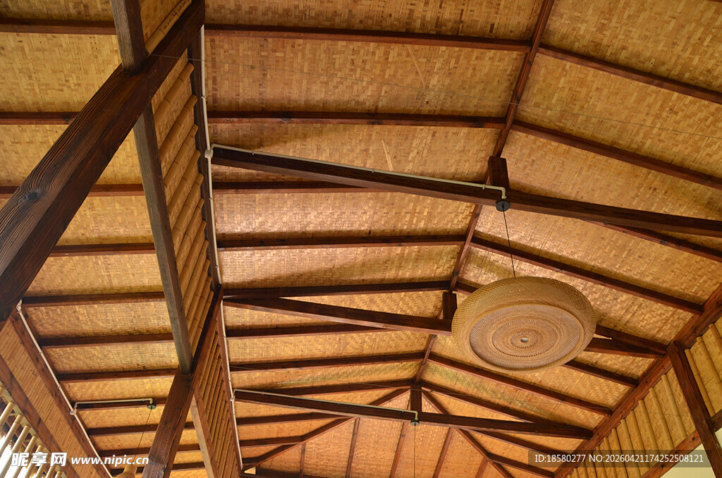 木质屋顶的独特内部结构