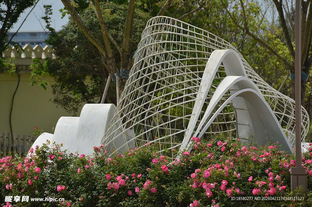 现代艺术雕塑与花卉景观