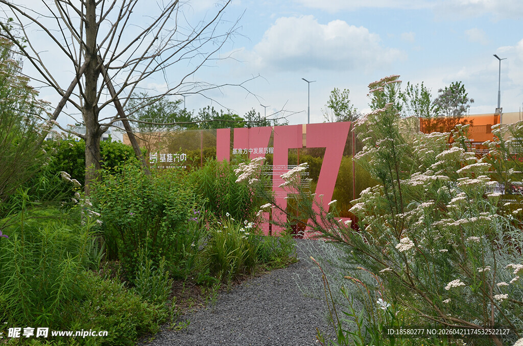 粉色拱门旁的绿植小径