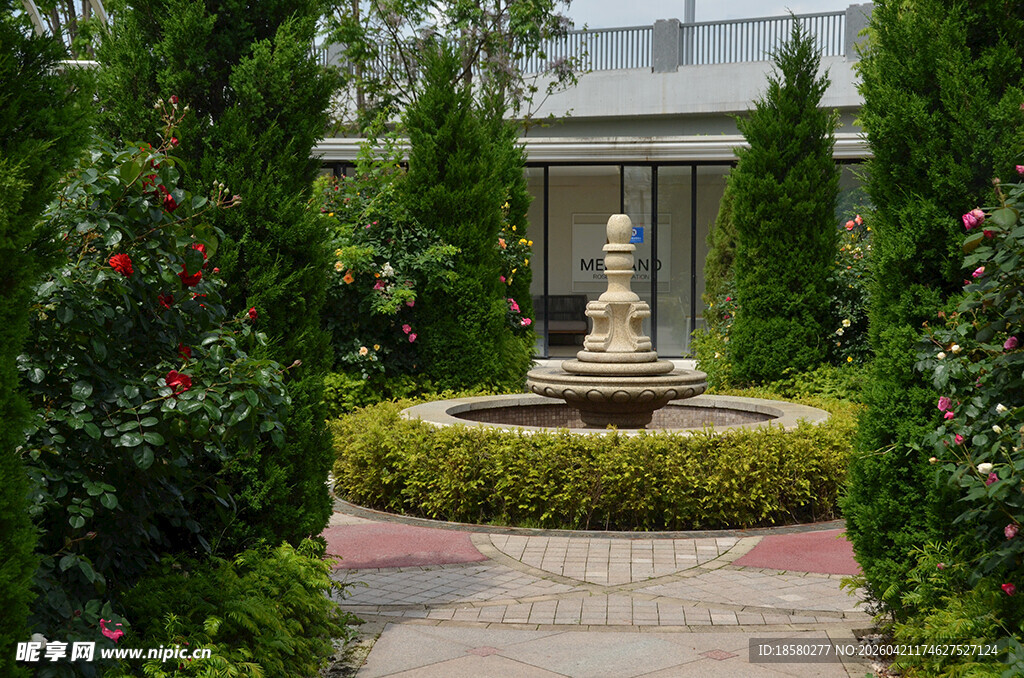 庭院喷泉景观 绿植环绕