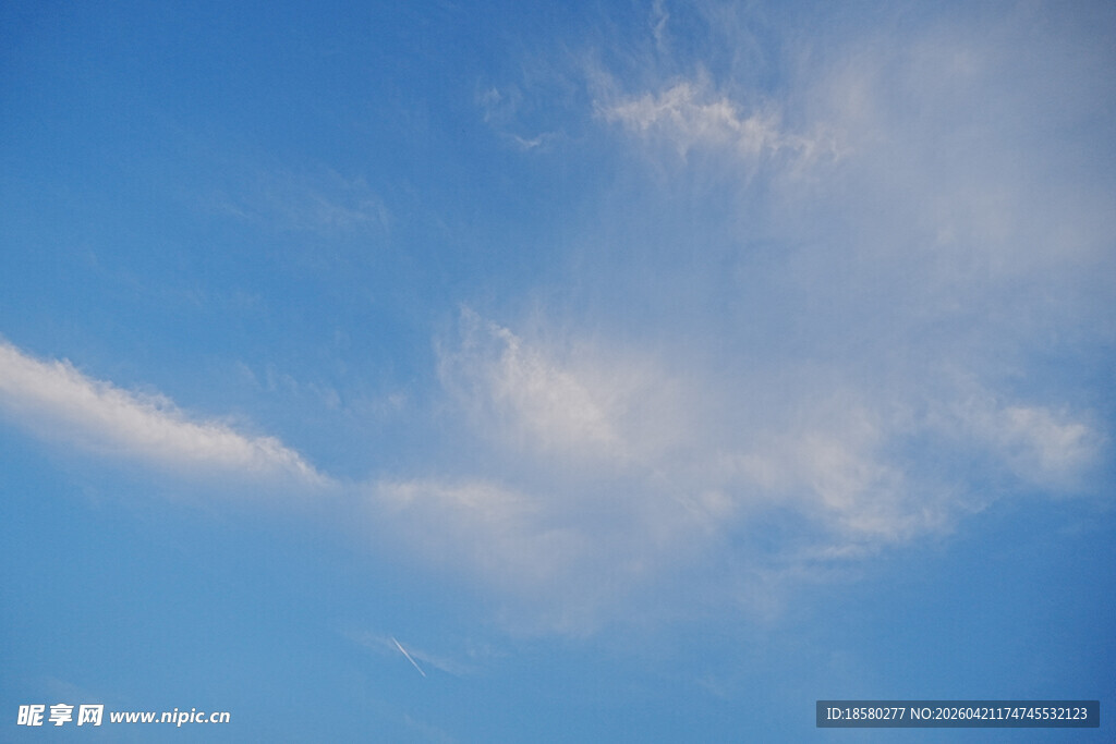 蓝天飘絮状白云
