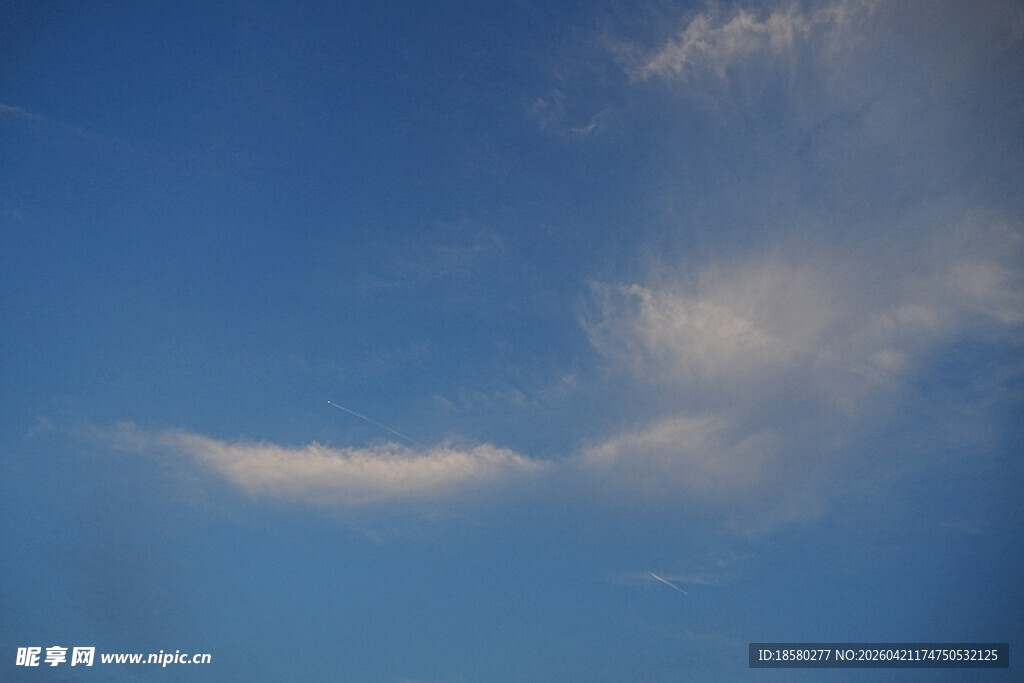 蓝天飘着几朵白云