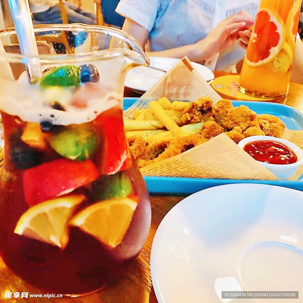 缤纷水果桑格利亚与小吃