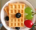 华夫饼配新鲜水果