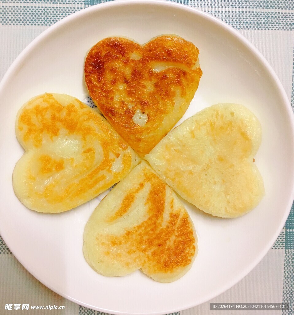 爱心米饼 米糕 煎饼摆放在盘中
