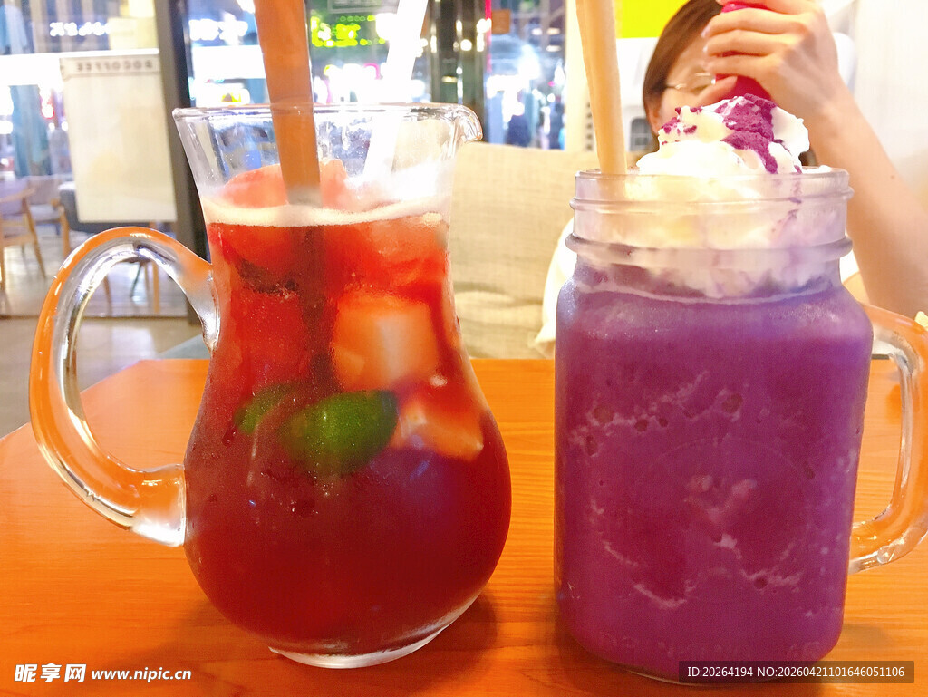 多彩冰饮摆于桌 下午茶