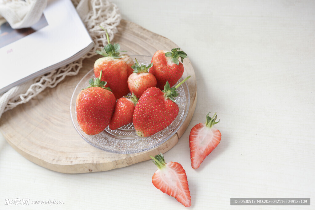 木盘上的新鲜草莓