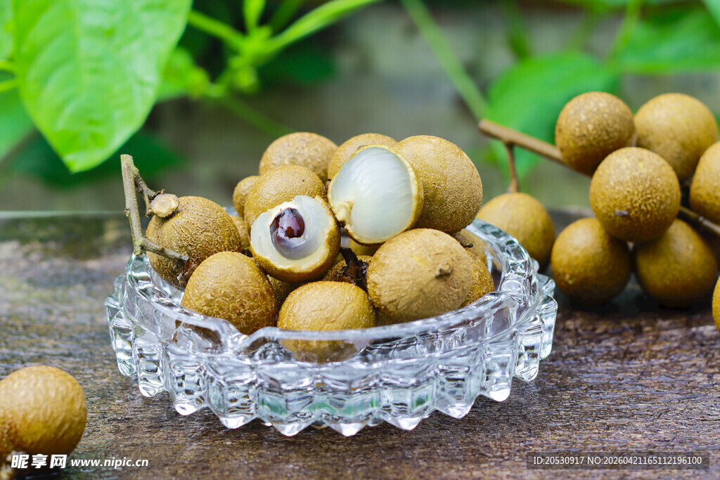 晶莹碗中龙眼清新诱人