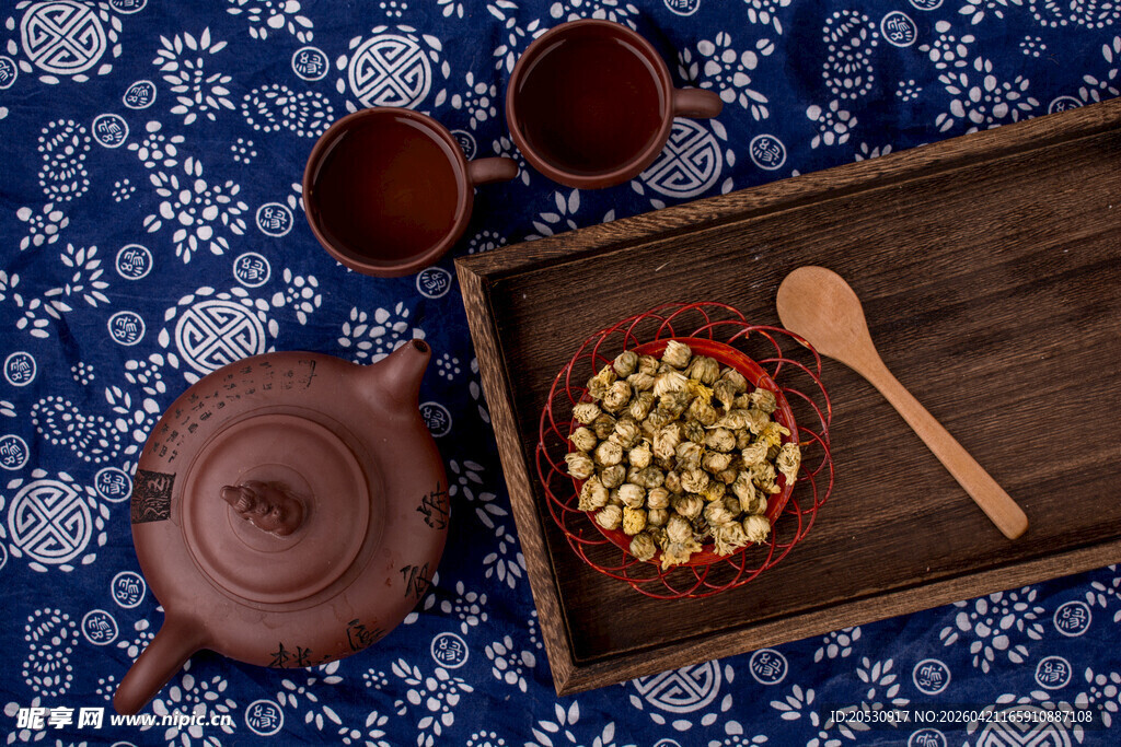 青花布上的菊花茶去茶具