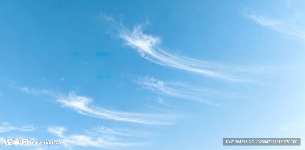 蓝天飘着几缕轻柔白云