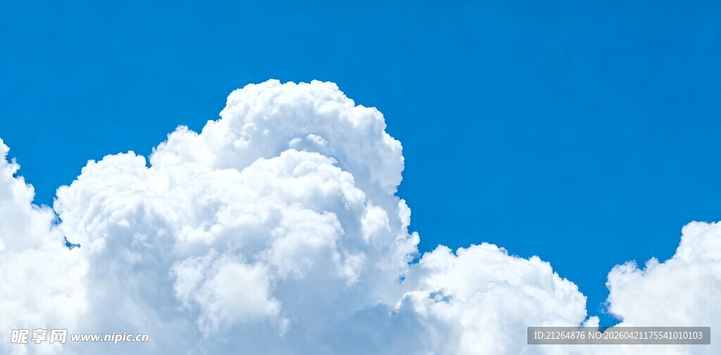 蓝天中的蓬松白云