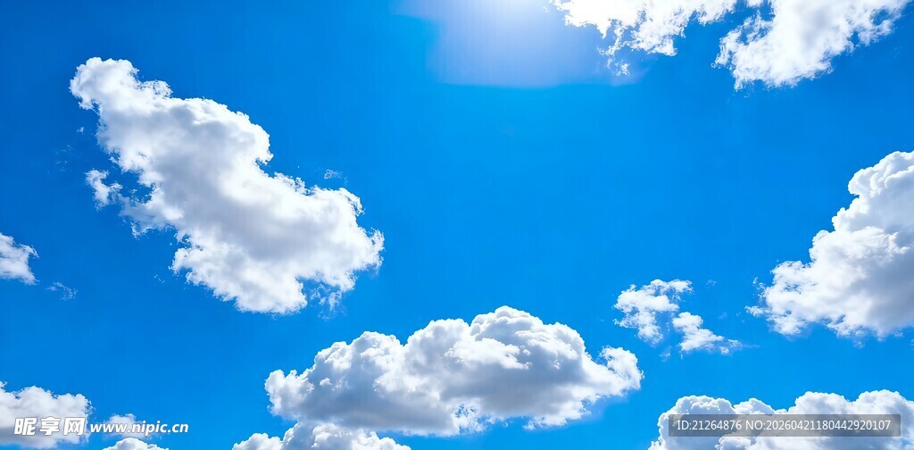 晴朗蓝天与蓬松白云