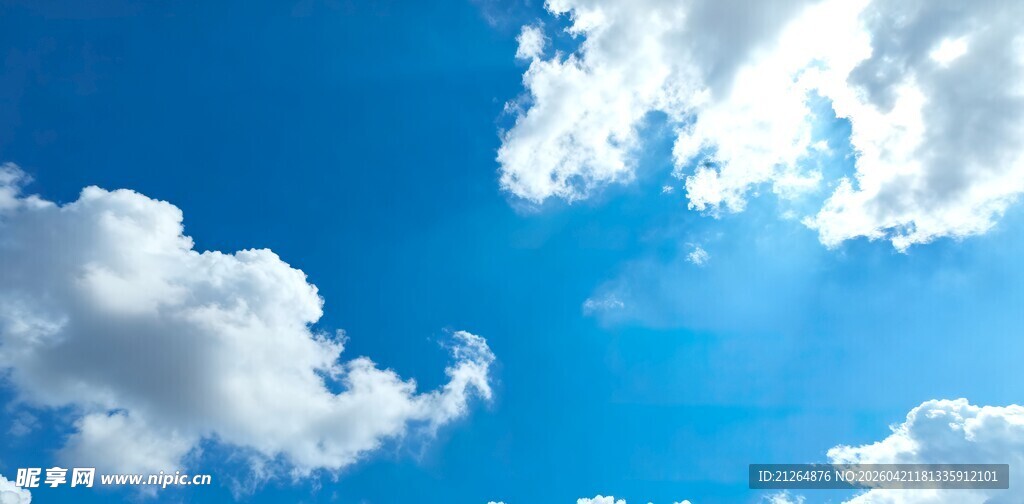 晴朗蓝天飘着白云