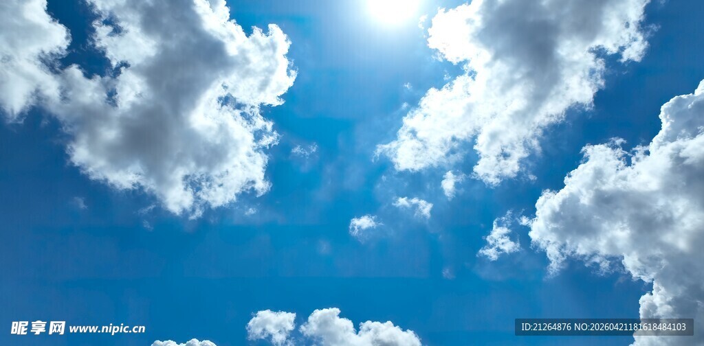 晴朗蓝天飘浮朵朵白云
