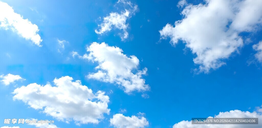 晴朗蓝天飘浮朵朵白云