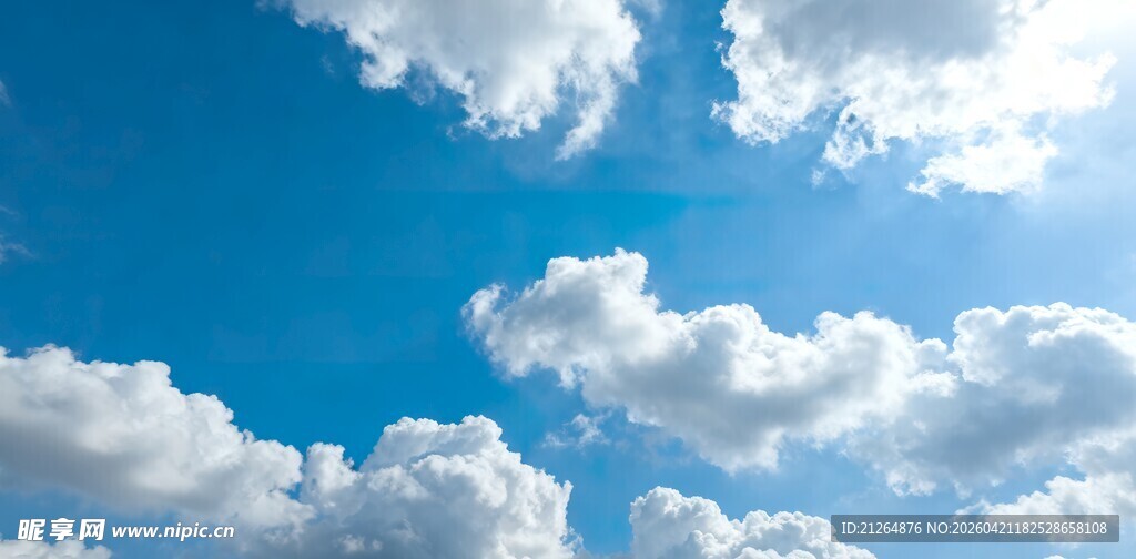 晴朗蓝天飘浮朵朵白云