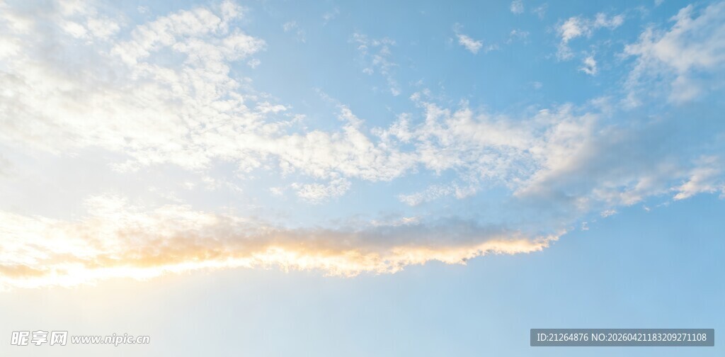 晴朗蓝天飘着轻柔云彩