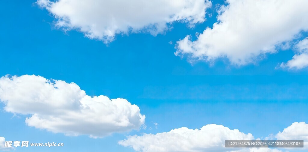 晴朗蓝天飘浮洁白云朵