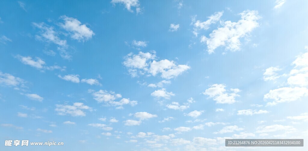 晴朗蓝天飘着朵朵白云