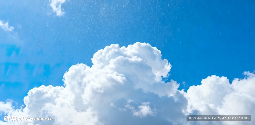 蓝天中的蓬松白云