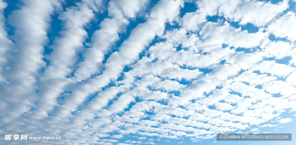蓝天白云交织的美丽天空