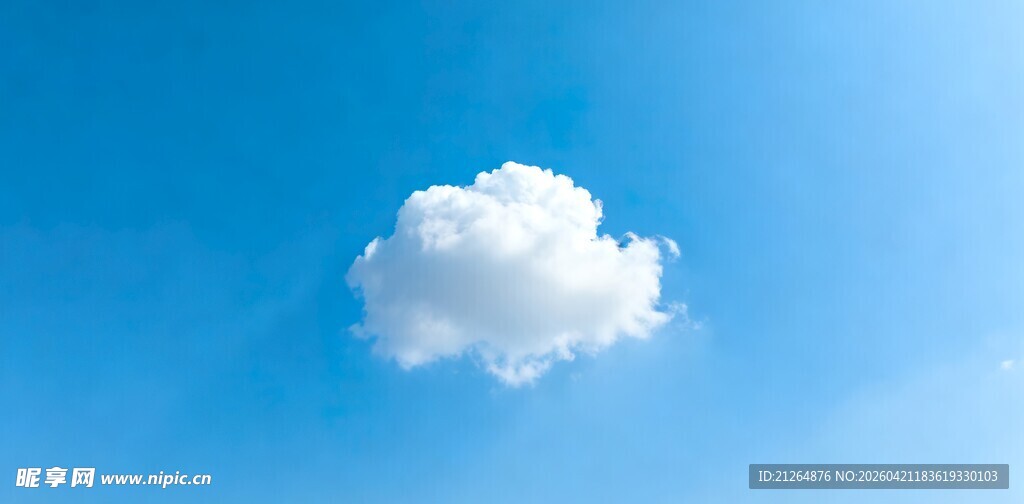 蓝天下的孤独白云