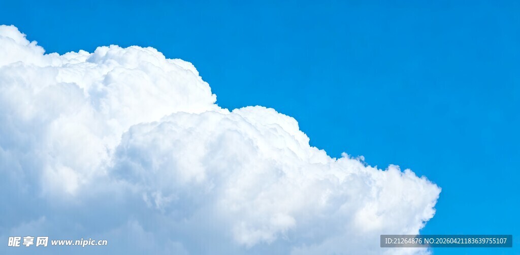 蓝天中的蓬松白云