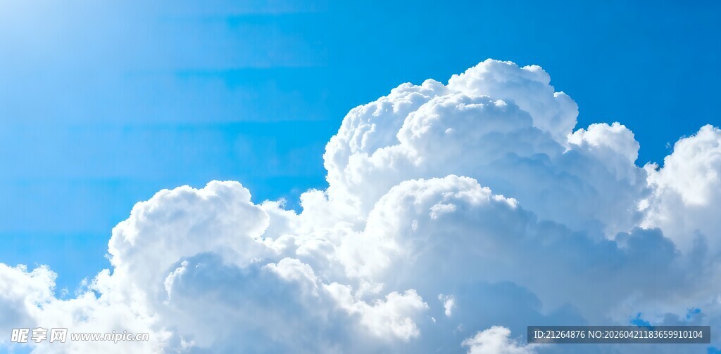 蓝天中的蓬松白云