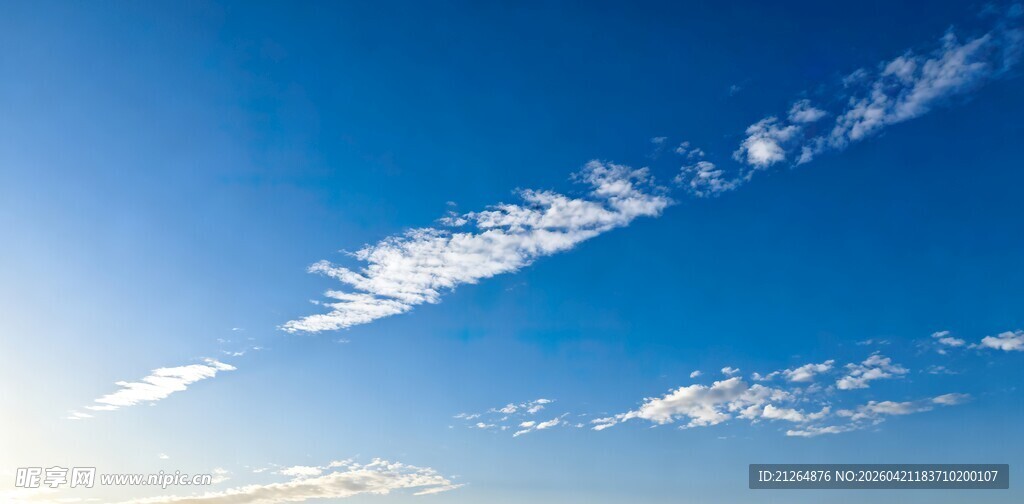 晴朗蓝天飘着几缕白云