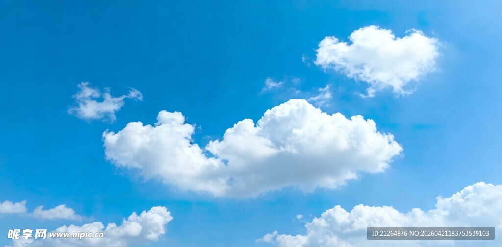 蓝天中的蓬松白云