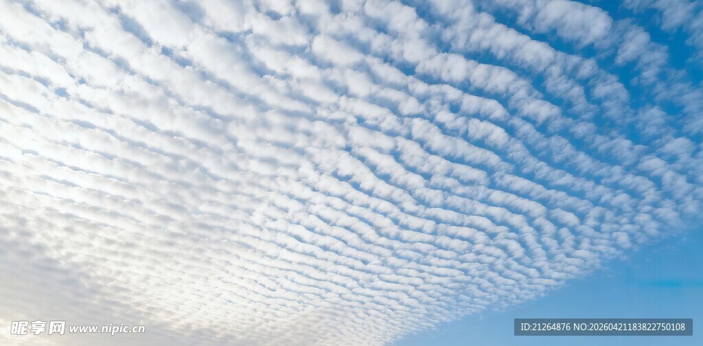 天空中的层叠云彩