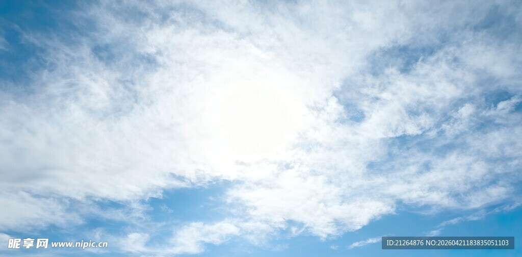 晴朗蓝天白云轻盈飘逸