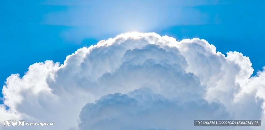 蓝天之上的蓬松云朵