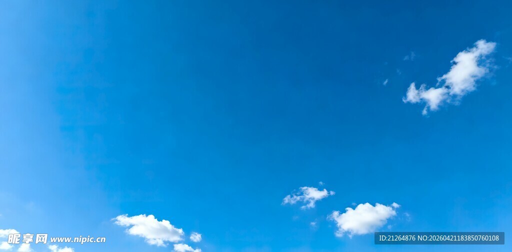 晴朗蓝天飘着几朵白云