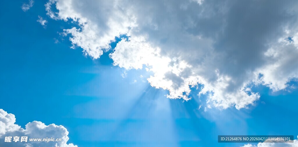 阳光穿透云层的蓝天美景