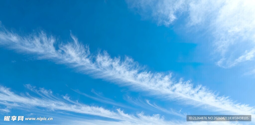 蓝天飘絮状白云