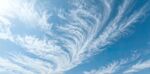 蓝天下的丝状美丽云彩