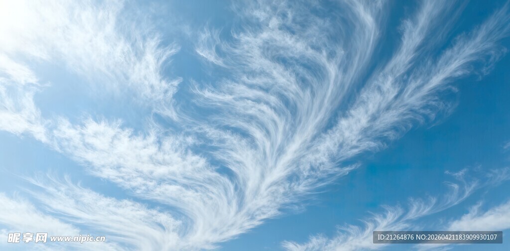蓝天下的丝状美丽云彩