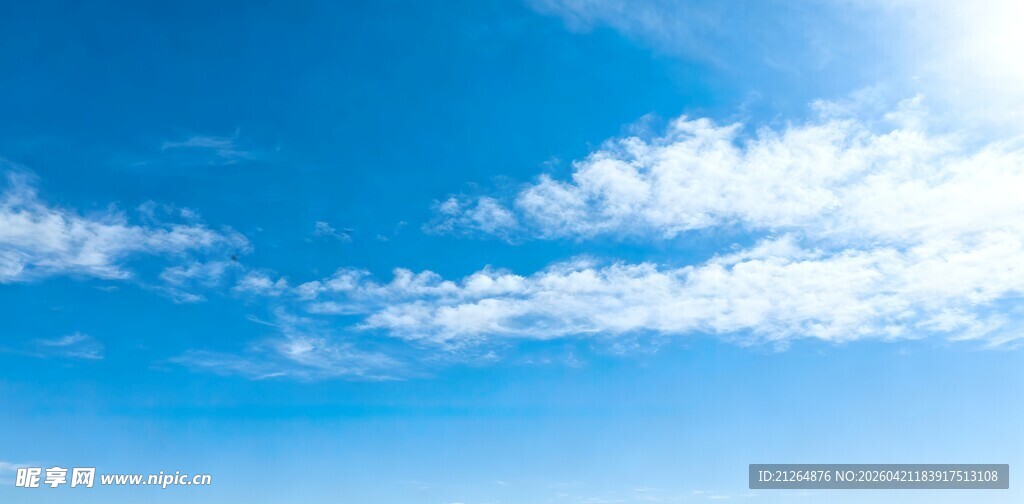 晴朗蓝天飘浮洁白云朵